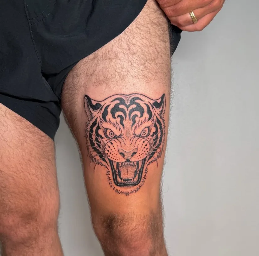 Schwarz-graues Tigerkopf-Tattoo am Unterschenkel