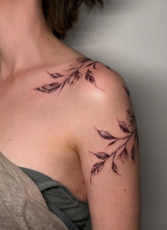 Feines botanisches Linien-Tattoo an Schulter und Oberarm