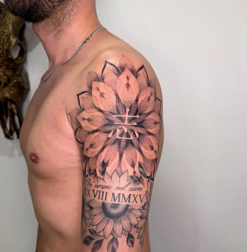 Ornamentales Dotwork-Tattoo auf der Schulter