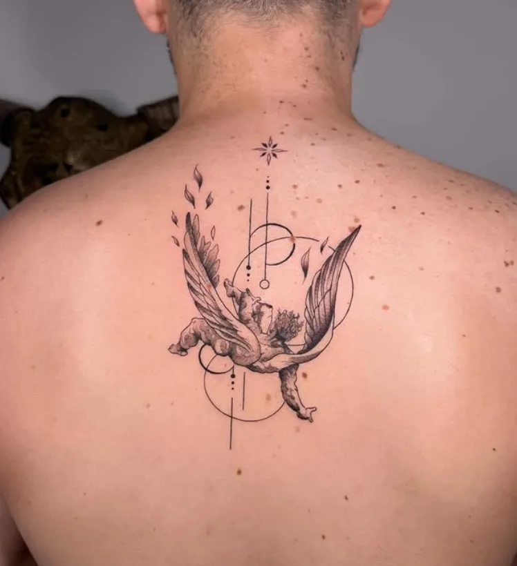 Feines illustratives Tattoo mittig auf dem oberen Rücken