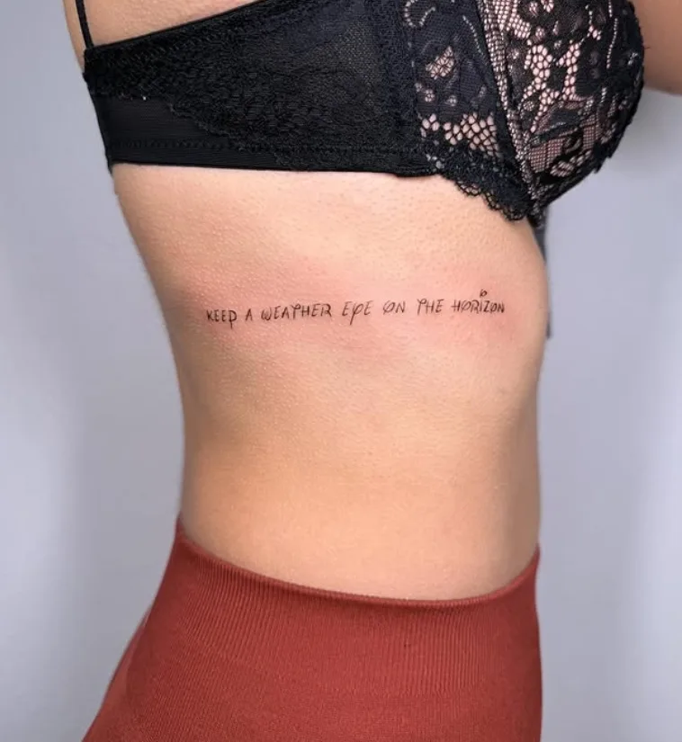 Kleines Schriftzug-Tattoo am Unterarm
