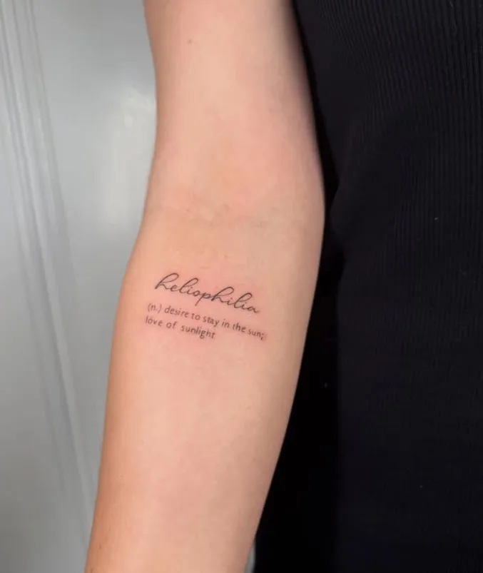 Florales Linien- und Dotwork-Tattoo am Unterarm