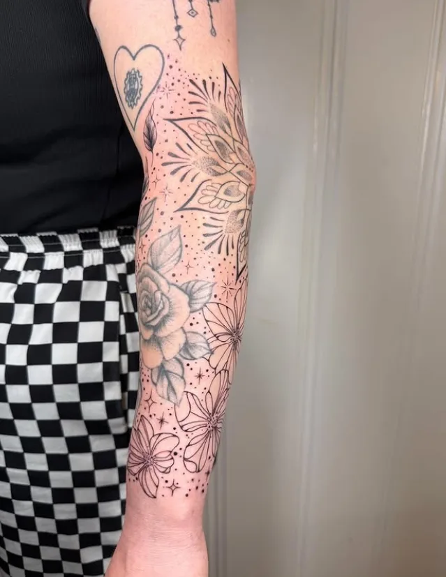 Ornamentales Dotwork-Tattoo am Unterarm