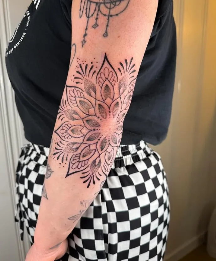 Lorbeerzweige und Zahl als Tattoo auf dem Oberkörper