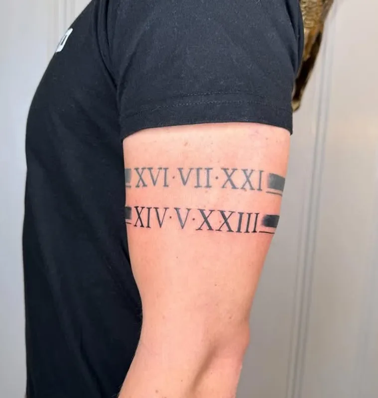 Symmetrisches Tiger- und Schrift-Tattoo auf dem Rücken