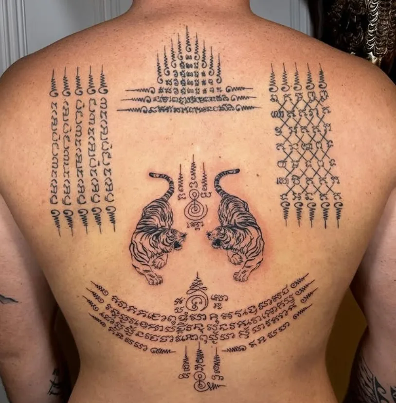 Feines kosmisches Linien-Tattoo auf dem Rücken