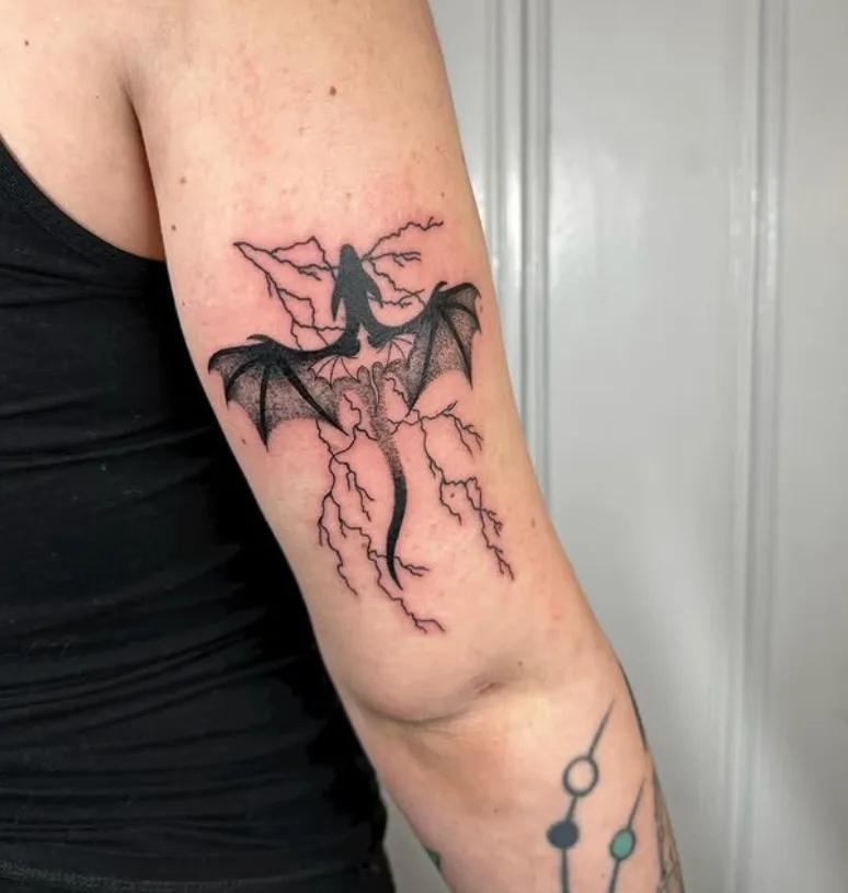Abstraktes Figuren-Tattoo mit feinen Linien auf dem Oberkörper