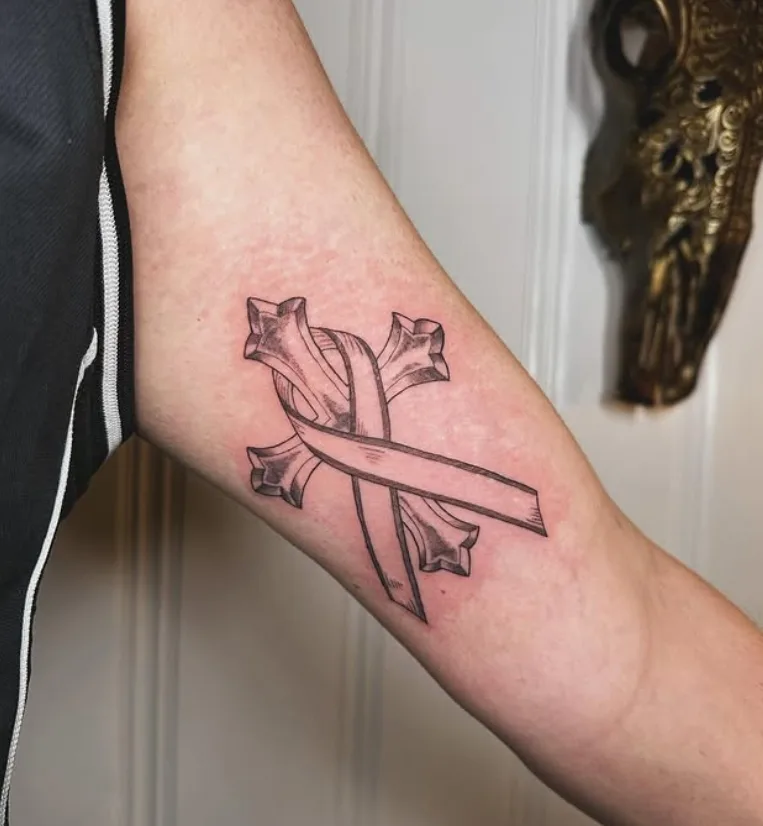 Kompass- und Dolchmotiv als Tattoo am Unterarm