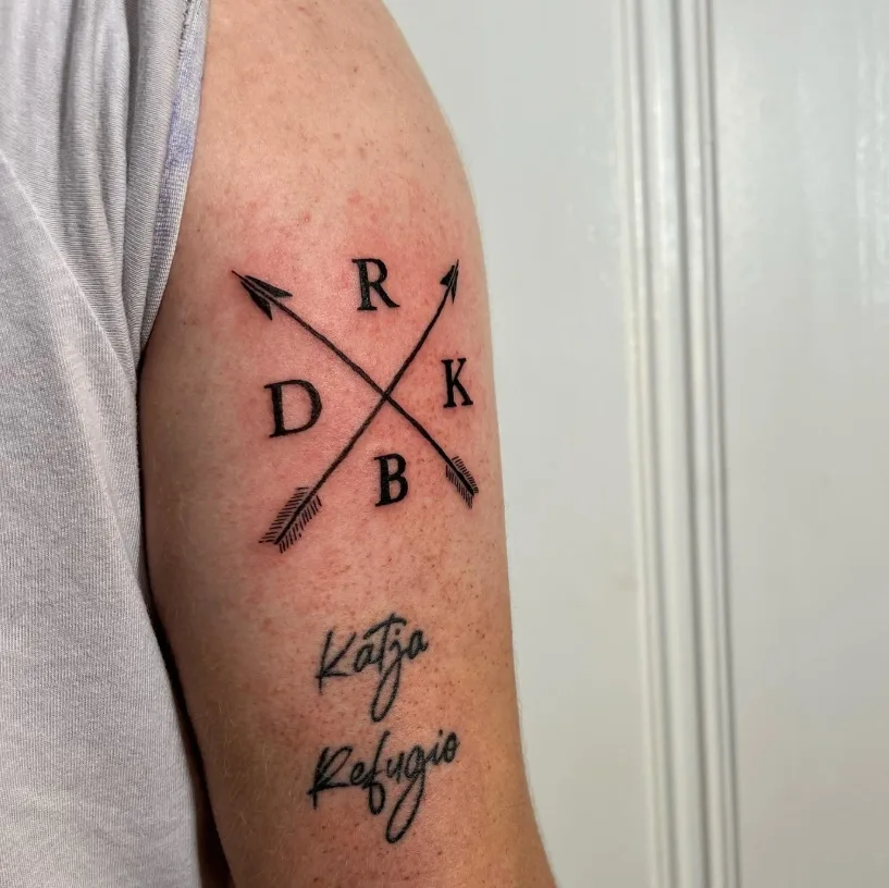 Geometrisches Linien-Tattoo am Unterarm